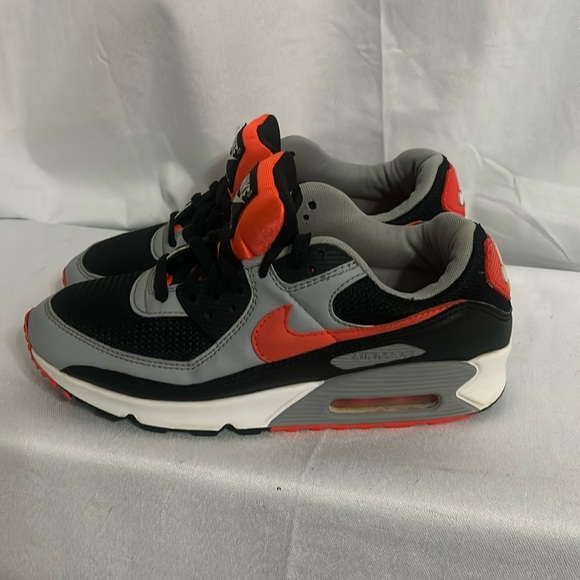 NIKE AIR MAX 90 BLACK RADIANT RED WHITE CEMENT GREY INFRARED 1 CZ4222-001 sz 8.5 - Picture 1 of 10